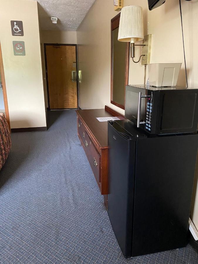 The Hemlock Inn Loudonville 外观 照片